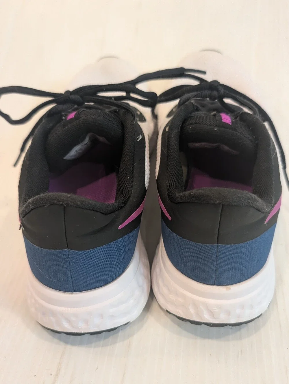 NIKE Revolution 5 Women's White and Black Running Shoes Size 8
